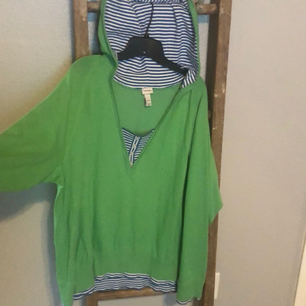 Lightweight sweater with hood